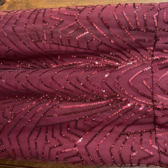 Maroon/Burgundy size 4 long formal dress. - Picture 5 of 5